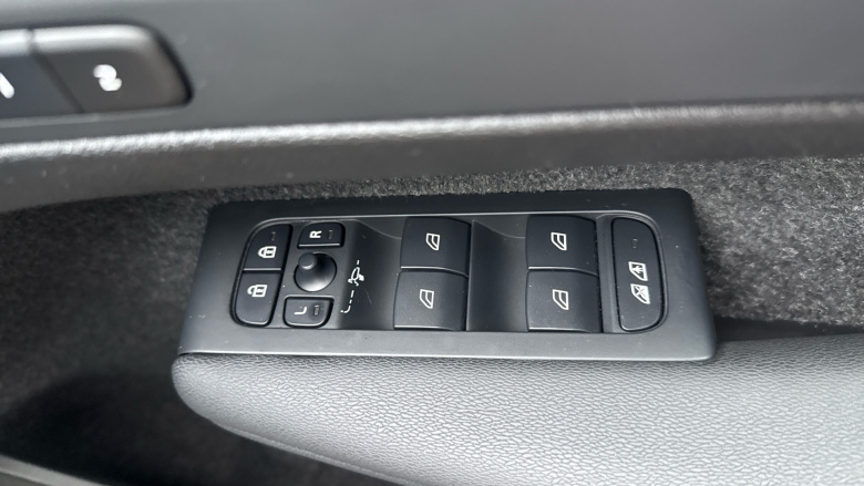 Volvo XC40 2.0 B3P Plus Dark 5dr Auto Petrol Estate